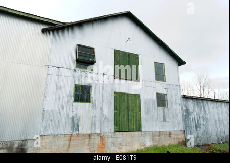 Fassade eines alten Fabrikgebäudes. Stockfoto