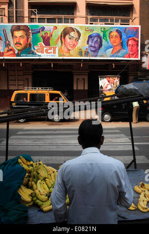 Mumbai, Maharashtra, Indien. 29. April 2014. Das Alfred-Kino, wo die Arme Wanderarbeiter von Mumbai drängen sich einst um Bollywood zu sehen. Figuren aus dem Film Federation of India veröffentlicht zeigen, dass die sank die Zahl der Einzelbild-Kinos im Land von 13.000 auf etwa 10.000 über einen Fünf-Jahres-Zeitraum bis 2012. Sie sind weiterhin heruntergefahren oder sind mit Plüsch Sitze und eine große Auswahl der Speisen im Angebot zur Anpassung an den Geschmack der Generation Internet zu Multiplex - umgewandelt. © Subhash Sharma/ZUMA Wire/ZUMAPRESS.com/Alamy Live-Nachrichten Stockfoto