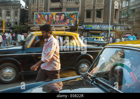 Mumbai, Maharashtra, Indien. 29. April 2014. Das Alfred-Kino, wo die Arme Wanderarbeiter von Mumbai drängen sich einst um Bollywood zu sehen. Figuren aus dem Film Federation of India veröffentlicht zeigen, dass die sank die Zahl der Einzelbild-Kinos im Land von 13.000 auf etwa 10.000 über einen Fünf-Jahres-Zeitraum bis 2012. Sie sind weiterhin heruntergefahren oder sind mit Plüsch Sitze und eine große Auswahl der Speisen im Angebot zur Anpassung an den Geschmack der Generation Internet zu Multiplex - umgewandelt. © Subhash Sharma/ZUMA Wire/ZUMAPRESS.com/Alamy Live-Nachrichten Stockfoto