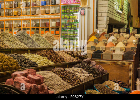 Farben und Gewürze auf den Souk in der Nacht, Aswan, Oberägypten Stockfoto