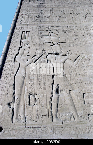 Ägypten, Dendera, ptolemäischen Tempel der Göttin Hathor.Carvings an Außenwand. Stockfoto