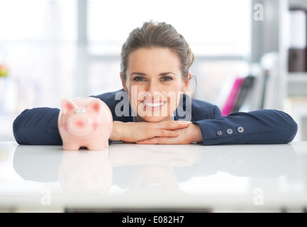 Porträt von glücklich Geschäftsfrau mit Sparschwein Stockfoto