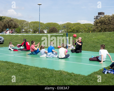 Kinder, die Teilnahme an einer Sitzung Volleyball Schnupperkurs im Rural und Meer zeigen in Southsea, Portsmouth, England Stockfoto