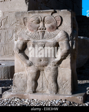 Ägypten, Dendera, ptolemäischen Tempel der Göttin Hathor.View einer Statue des Gottes Bes. Stockfoto