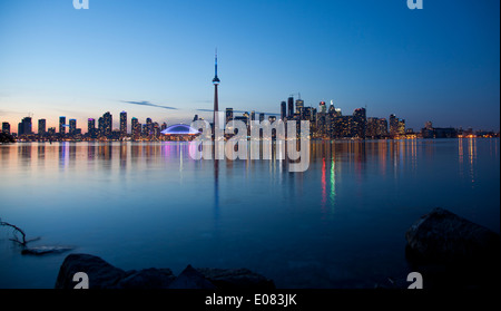 TORONTO - 19. April 2014: Toronto Skyline vom Centre Island während der "blauen Stunde" am 19. April 2014 gesehen. Stockfoto