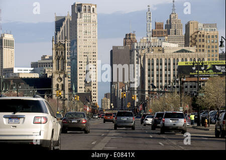 Detroit, Michigan, USA. 5. Mai 2014. Autos fahren auf der Woodward Avenue in der Abendsonne, wie die Tiger auf ein Heimspiel gegen die Houston Astros in Detroit, MI am 5. Mai 2014 vorbereiten. © Mark Bialek/ZUMAPRESS.com/Alamy Live-Nachrichten Stockfoto