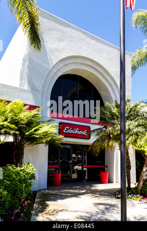 Der Eingang am Edelbrock Sitz in Torrance, Kalifornien Stockfoto