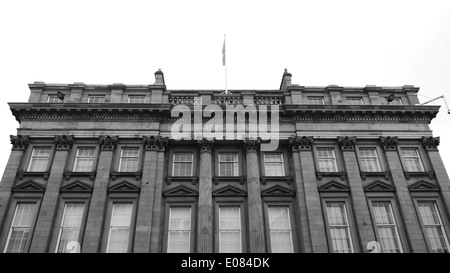 Architektonisches Detail der Lloyds Bank Gebäude im Grey Street, Newcastle Upon Tyne, England, UK - Monochrom Stockfoto