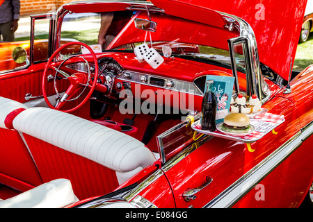 Ein 1957 Chevy Cabrio mit das ganze Diner-Kit und fuzzy dice Stockfoto