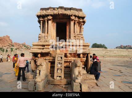 Stein Wagen am Vittala Tempel, Hampi, Karnataka, Indien. Dies ist ein UNESCO-Weltkulturerbe. Stockfoto