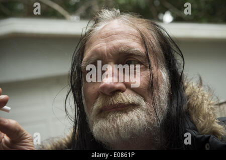 Summerfield, FL, USA. 20. April 2014. STEPHEN VIEWEIGH, 69, bei Neustart nach Hause. Das Haus ist als Ferienhaus in Rechnung gestellt, aber in Wirklichkeit ist ein Ort des letzten Ausweges für bedürftige und körperlich fragile Personen, die nirgendwo sonst zu leben. Das Haus ist als eine Einrichtung für betreutes Wohnen mit einem Live-Manager tätig und ist eine von mehreren ähnlichen Eigenschaften, die im Besitz der gleichen Familie von Erwachsenen Schutzdienste Zustand untersucht. © Robin Rayne Nelson/ZUMAPRESS.com/Alamy Live-Nachrichten Stockfoto