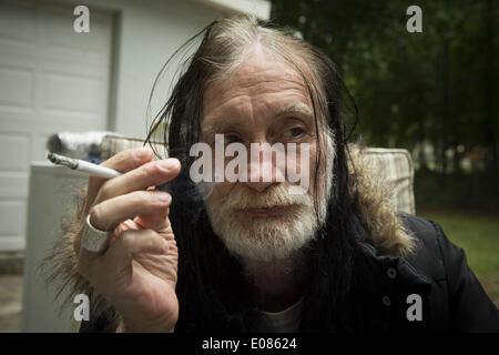 Summerfield, FL, USA. 20. April 2014. STEPHEN VIEWEIGH, 69, bei Neustart nach Hause. Das Haus ist als Ferienhaus in Rechnung gestellt, aber in Wirklichkeit ist ein Ort des letzten Ausweges für bedürftige und körperlich fragile Personen, die nirgendwo sonst zu leben. Das Haus ist als eine Einrichtung für betreutes Wohnen mit einem Live-Manager tätig und ist eine von mehreren ähnlichen Eigenschaften, die im Besitz der gleichen Familie von Erwachsenen Schutzdienste Zustand untersucht. © Robin Rayne Nelson/ZUMAPRESS.com/Alamy Live-Nachrichten Stockfoto