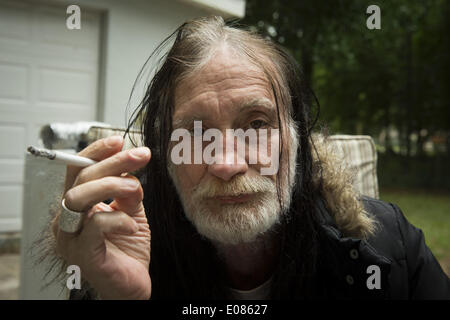 Summerfield, FL, USA. 20. April 2014. STEPHEN VIEWEIGH, 69, bei Neustart nach Hause. Das Haus ist als Ferienhaus in Rechnung gestellt, aber in Wirklichkeit ist ein Ort des letzten Ausweges für bedürftige und körperlich fragile Personen, die nirgendwo sonst zu leben. Das Haus ist als eine Einrichtung für betreutes Wohnen mit einem Live-Manager tätig und ist eine von mehreren ähnlichen Eigenschaften, die im Besitz der gleichen Familie von Erwachsenen Schutzdienste Zustand untersucht. © Robin Rayne Nelson/ZUMAPRESS.com/Alamy Live-Nachrichten Stockfoto