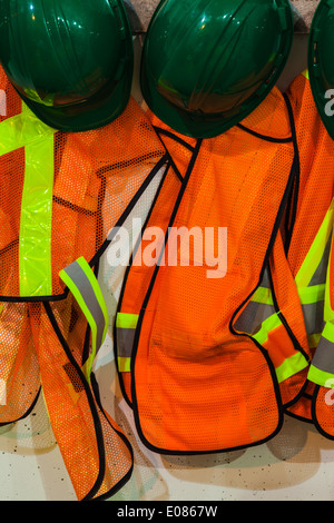 Sicherheit Helme und Westen an der Wand aufhängen Stockfoto