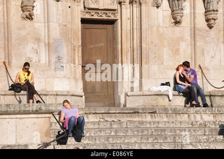 Ein junges Paar küssen und zwei andere Leute auf die Schritte der Regensburger Dom. Stockfoto