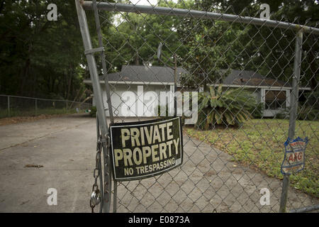 Summerfield, FL, USA. 20. April 2014. Außenansicht bei Fresh Start nach Hause. Das Haus ist als Ferienhaus in Rechnung gestellt, aber in Wirklichkeit ist ein Ort des letzten Ausweges für bedürftige und körperlich fragile Personen, die nirgendwo sonst zu leben. Das Haus ist als eine Einrichtung für betreutes Wohnen mit einem Live-Manager tätig und ist eine von mehreren ähnlichen Eigenschaften, die im Besitz der gleichen Familie von Erwachsenen Schutzdienste Zustand untersucht. © Robin Rayne Nelson/ZUMAPRESS.com/Alamy Live-Nachrichten Stockfoto