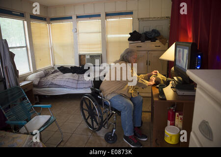 Summerfield, FL, USA. 20. April 2014. ROBERT COLLIER, 59, in seinem Mehrbettzimmer bei Fresh Start nach Hause. Das Haus ist als Ferienhaus in Rechnung gestellt, aber in Wirklichkeit ist ein Ort des letzten Ausweges für bedürftige und körperlich fragile Personen, die nirgendwo sonst zu leben. Das Haus ist als eine Einrichtung für betreutes Wohnen mit einem Live-Manager tätig und ist eine von mehreren ähnlichen Eigenschaften, die im Besitz der gleichen Familie von Erwachsenen Schutzdienste Zustand untersucht. © Robin Rayne Nelson/ZUMAPRESS.com/Alamy Live-Nachrichten Stockfoto