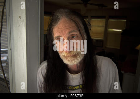 Summerfield, FL, USA. 20. April 2014. STEPHEN VIEWEIGH, 69, bei Neustart nach Hause. Das Haus ist als Ferienhaus in Rechnung gestellt, aber in Wirklichkeit ist ein Ort des letzten Ausweges für bedürftige und körperlich fragile Personen, die nirgendwo sonst zu leben. Das Haus ist als eine Einrichtung für betreutes Wohnen mit einem Live-Manager tätig und ist eine von mehreren ähnlichen Eigenschaften, die im Besitz der gleichen Familie von Erwachsenen Schutzdienste Zustand untersucht. © Robin Rayne Nelson/ZUMAPRESS.com/Alamy Live-Nachrichten Stockfoto