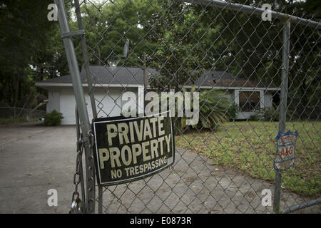 Summerfield, FL, USA. 20. April 2014. Außenansicht bei Fresh Start nach Hause. Das Haus ist als Ferienhaus in Rechnung gestellt, aber in Wirklichkeit ist ein Ort des letzten Ausweges für bedürftige und körperlich fragile Personen, die nirgendwo sonst zu leben. Das Haus ist als eine Einrichtung für betreutes Wohnen mit einem Live-Manager tätig und ist eine von mehreren ähnlichen Eigenschaften, die im Besitz der gleichen Familie von Erwachsenen Schutzdienste Zustand untersucht. © Robin Rayne Nelson/ZUMAPRESS.com/Alamy Live-Nachrichten Stockfoto