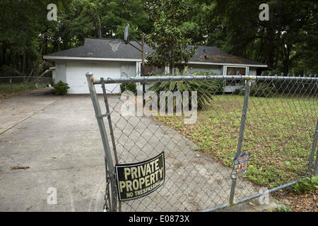 Summerfield, FL, USA. 20. April 2014. Außenansicht bei Fresh Start nach Hause. Das Haus ist als Ferienhaus in Rechnung gestellt, aber in Wirklichkeit ist ein Ort des letzten Ausweges für bedürftige und körperlich fragile Personen, die nirgendwo sonst zu leben. Das Haus ist als eine Einrichtung für betreutes Wohnen mit einem Live-Manager tätig und ist eine von mehreren ähnlichen Eigenschaften, die im Besitz der gleichen Familie von Erwachsenen Schutzdienste Zustand untersucht. © Robin Rayne Nelson/ZUMAPRESS.com/Alamy Live-Nachrichten Stockfoto