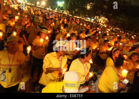 Bangkok, Thailand. 5. Mai 2014. Anti-Regierungs-Demonstranten halten Kerzen während einer Zeremonie zeigt ihre Loyalität zum König Bhumibol Adulyadej zum 64. Jahrestag der seinen Tag der Krönung. Anti-Regierungs-Demonstranten versammelten sich am Tag der Krönung in der Nähe des Grand Palace. Thailands verehrten König Bhumibol Adulyadej hat einen seltenen öffentlichen Auftritt des 64. Jahrestages seiner Krönung. Bildnachweis: Sanji Dee/Alamy Live-Nachrichten Stockfoto