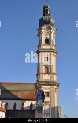 Statue der Madonna mit Jesus auf die Seite der Benediktiner-Abtei, Deggendorf, Deutschland. Stockfoto