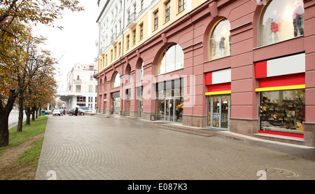 helle und moderne Fenster des modernen europäischen store Stockfoto