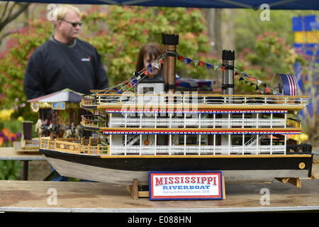Hempstead, New York, USA - 4. Mai 2014 - eine große Mississippi Riverboat zeigen Modell, gebaut von Anthony DiCosimo, ist auf Anzeige am 31. jährlichen holländischen Festival, im Freien auf der South Campus der Hofstra University.  Eine Tradition von Long Island. Bildnachweis: Ann E Parry/Alamy Live-Nachrichten Stockfoto