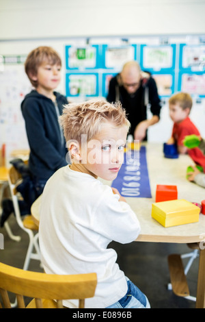 Porträt des jungen zuversichtlich Kindergarten im Kunstunterricht mit Lehrer und Freunde Stockfoto