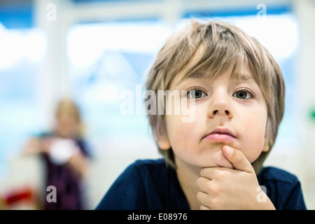 Kleiner Junge wegschauen im kindergarten Stockfoto