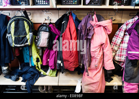 Wintermäntel und Rucksäcke im Kleiderschrank im kindergarten Stockfoto