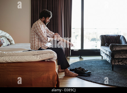 Geschäftsmann aufrollen Aermel in Hotelzimmer Stockfoto