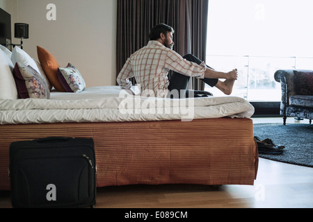 Geschäftsmann Entspannung im Hotelzimmer Stockfoto