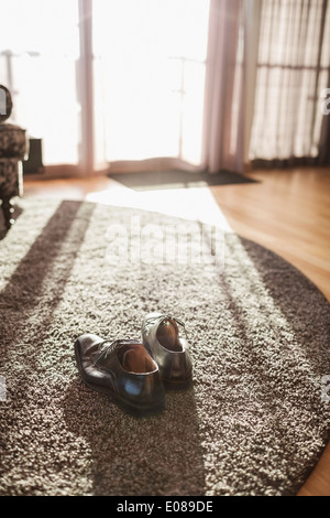 Paar formelle Schuh auf Teppich im Hotelzimmer Stockfoto