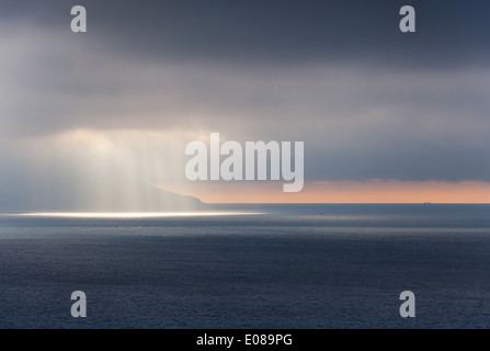 Sonnenlicht geht durch stürmischen Wolken. Tanger Bucht, Marokko Stockfoto