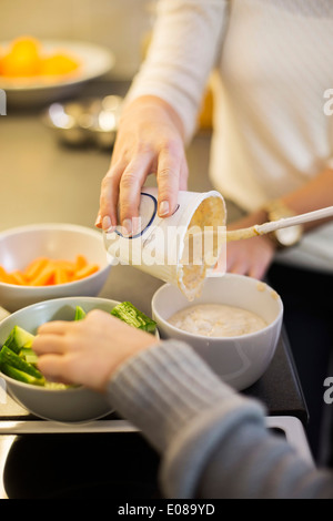 Bild von Mutter und Tochter bereitet Salat abgeschnitten Stockfoto