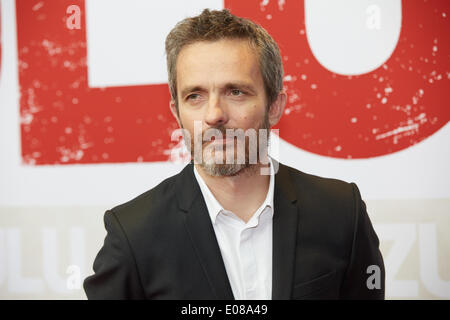 Hamburg, Deutschland. 5. Mai 2014. Französischer Regisseur Jerome Salle auf dem roten Teppich bei der deutschen Erstaufführung von Krimi Zulu bei Cinemaxx stellt bin Dammtor in Hamburg, Deutschland, 5. Mai 2014. Foto: Georg Wendt/Dpa/Alamy Live News Stockfoto