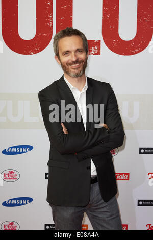 Hamburg, Deutschland. 5. Mai 2014. Französischer Regisseur Jerome Salle auf dem roten Teppich bei der deutschen Erstaufführung von Krimi Zulu bei Cinemaxx stellt bin Dammtor in Hamburg, Deutschland, 5. Mai 2014. Foto: Georg Wendt/Dpa/Alamy Live News Stockfoto