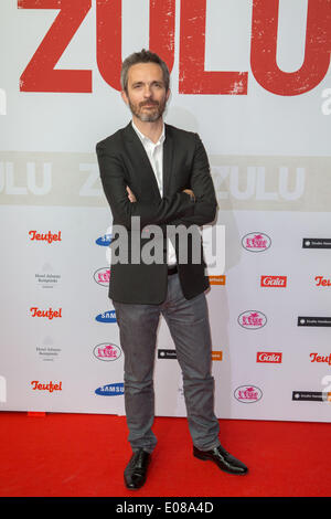 Hamburg, Deutschland. 5. Mai 2014. Französischer Regisseur Jerome Salle auf dem roten Teppich bei der deutschen Erstaufführung von Krimi Zulu bei Cinemaxx stellt bin Dammtor in Hamburg, Deutschland, 5. Mai 2014. Foto: Georg Wendt/Dpa/Alamy Live News Stockfoto