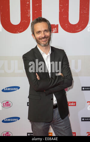 Hamburg, Deutschland. 5. Mai 2014. Französischer Regisseur Jerome Salle auf dem roten Teppich bei der deutschen Erstaufführung von Krimi Zulu bei Cinemaxx stellt bin Dammtor in Hamburg, Deutschland, 5. Mai 2014. Foto: Georg Wendt/Dpa/Alamy Live News Stockfoto