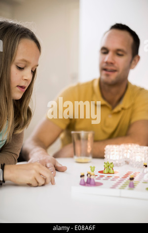 Vater und Tochter spielen Ludo Couchtisch Stockfoto