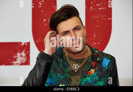 Hamburg, Deutschland. 5. Mai 2014. Designer Andre Borchers posiert auf dem roten Teppich bei der deutschen Erstaufführung von Krimi Zulu im Cinemaxx Dammtor in Hamburg, Deutschland, bin 5. Mai 2014. Foto: Georg Wendt/Dpa/Alamy Live News Stockfoto