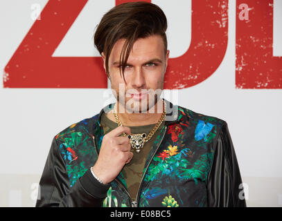 Hamburg, Deutschland. 5. Mai 2014. Designer Andre Borchers posiert auf dem roten Teppich bei der deutschen Erstaufführung von Krimi Zulu im Cinemaxx Dammtor in Hamburg, Deutschland, bin 5. Mai 2014. Foto: Georg Wendt/Dpa/Alamy Live News Stockfoto