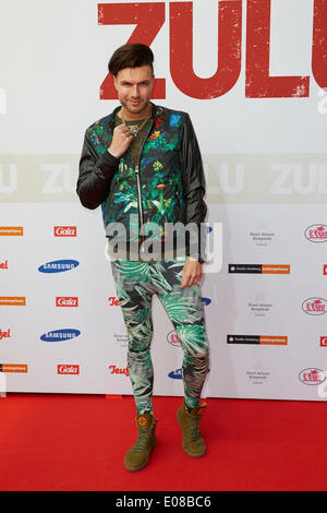 Hamburg, Deutschland. 5. Mai 2014. Designer Andre Borchers posiert auf dem roten Teppich bei der deutschen Erstaufführung von Krimi Zulu im Cinemaxx Dammtor in Hamburg, Deutschland, bin 5. Mai 2014. Foto: Georg Wendt/Dpa/Alamy Live News Stockfoto