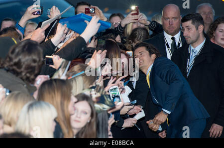Hamburg, Deutschland. 5. Mai 2014. Britischer Schauspieler Orlando Bloom posiert mit Fans auf dem roten Teppich bei der deutschen Erstaufführung von Krimi Zulu im Cinemaxx Dammtor in Hamburg, Deutschland, bin 5. Mai 2014. Foto: Daniel Reinhardt/Dpa/Alamy Live News Stockfoto