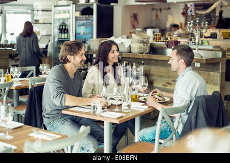 Glückliche Freunde diskutieren am Tisch im restaurant Stockfoto