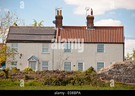 Solardach-Panels auf alte ländliche Landhaus Hütte Stockfoto