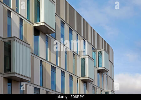 Nummer eins Riverside, Rochdale, Vereinigtes Königreich. Architekt: FaulknerBrowns, 2014. Fassade des Gebäudes mit modernen Erkern. Stockfoto