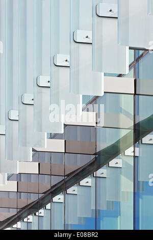 Nummer eins Riverside, Rochdale, Vereinigtes Königreich. Architekt: FaulknerBrowns, 2014. Glas-Brise-Soleils mit Armaturen. Stockfoto