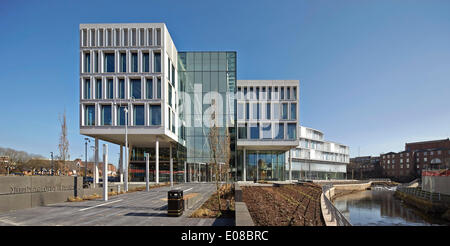 Nummer eins Riverside, Rochdale, Vereinigtes Königreich. Architekt: FaulknerBrowns, 2014. Gebäude-Höhe mit Fluss und Bezirke. Stockfoto